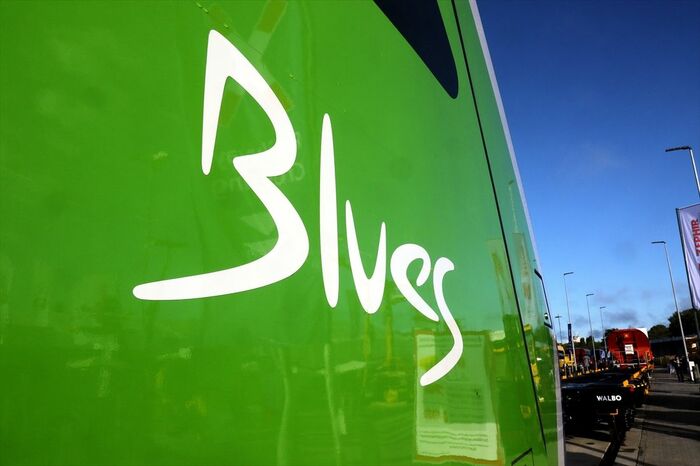 側面に入った「Blues」のロゴ