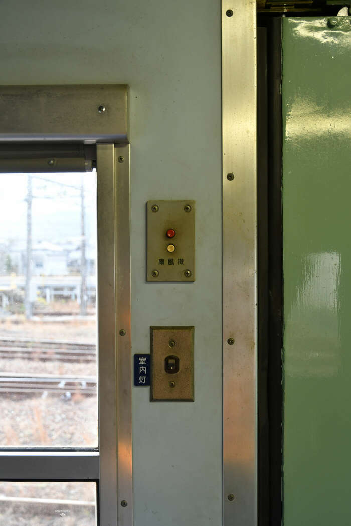 室内の一角にあった扇風機や室内灯のスイッチに