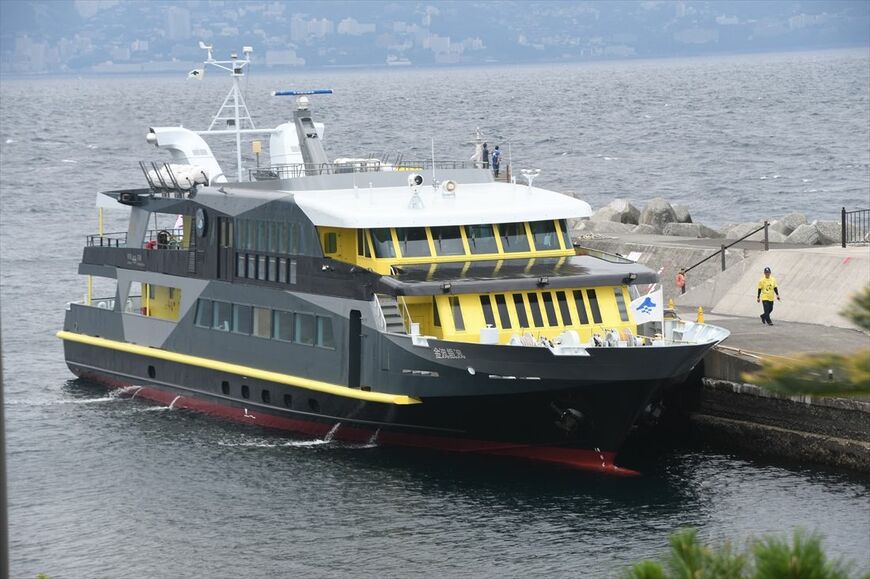 熱海―初島間の定期旅客航路「初島リゾートライン」に就航した富士急グループの高速船「金波銀波」（記者撮影）