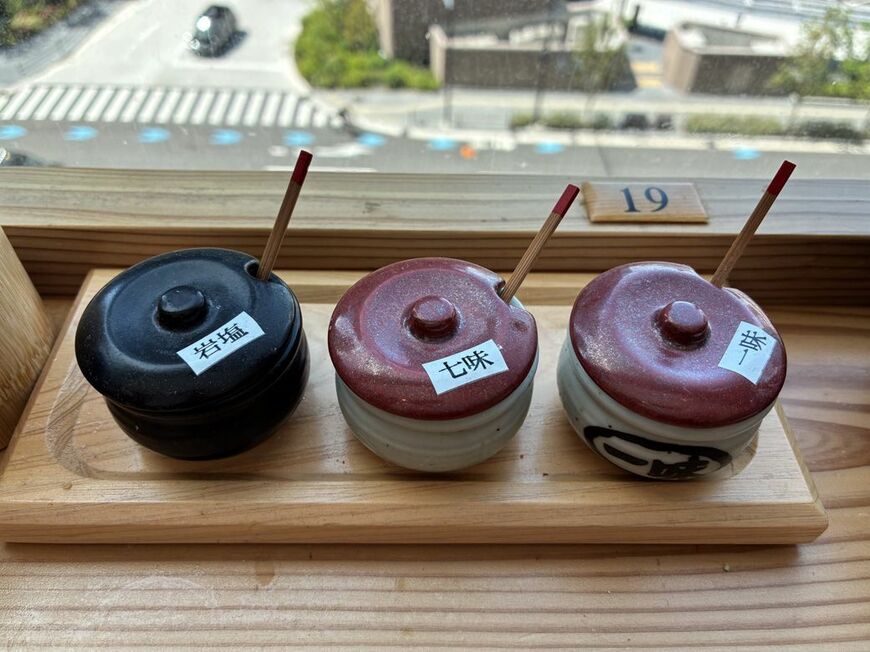 卓上には岩塩、七味、一味がスタンバイ 