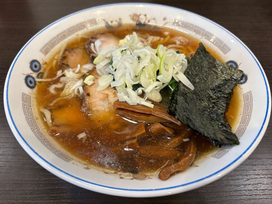 ラーメン（1000円）。サバがビシッときいて、動物系がいい感じで下支え。ラーメンらしいラーメンだ（筆者撮影）