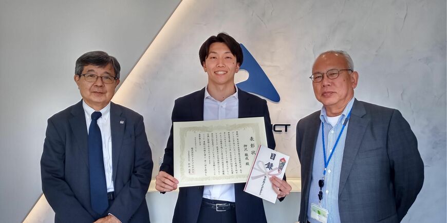 世界水泳の日本代表となり、勤務先から表彰された栁沢さん。左は代表取締役社長の杉山 文章さん、右は常務取締役の西ノ明 武さん（写真：栁沢さん提供）