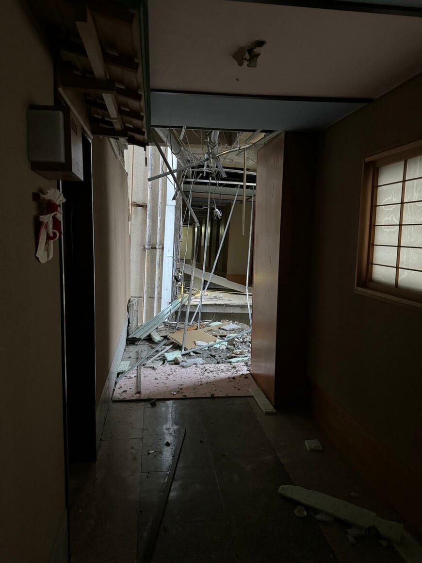 地震の影響で建物が壊れ、旅館の一部が野ざらしになってしまっている（写真：帽子山氏提供）