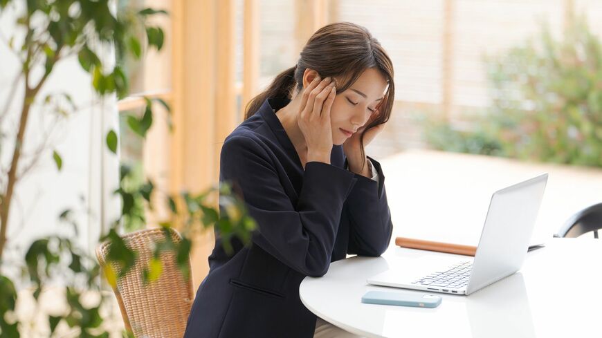 ストレスで疲れている女性