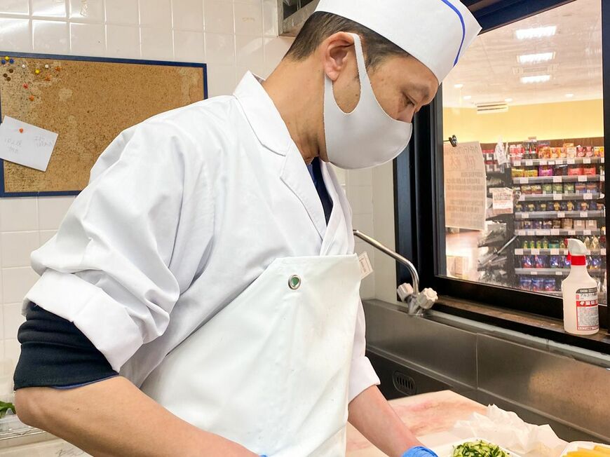 店内の厨房で調理中の元ファーストクラス料理人、まるさん（写真：ひまわり市場提供）