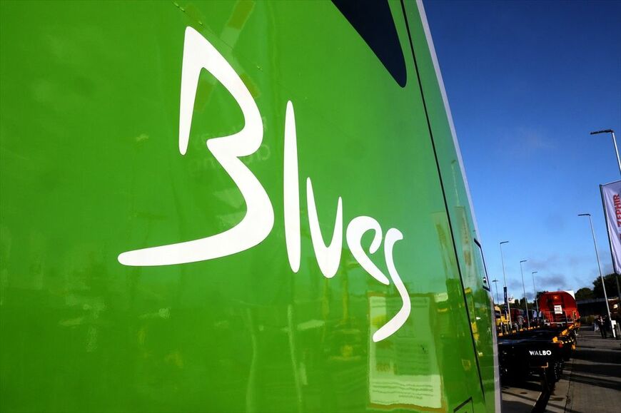 側面に入った「Blues」のロゴ（撮影：橋爪智之）