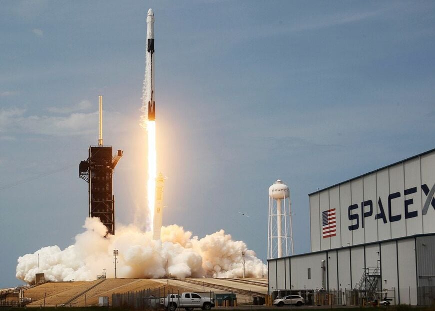 Crew Dragonを載せて打ち上がるFalcon 9