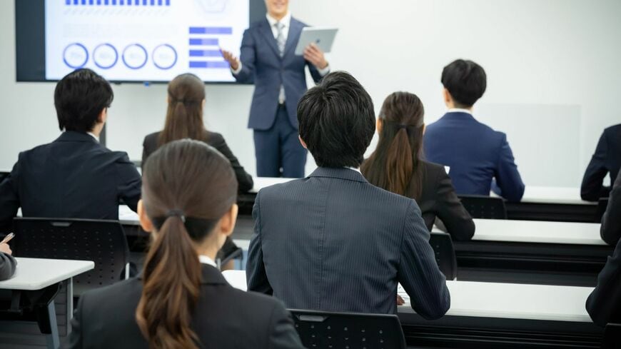 昨今、就活の超早期化は、もはや学生のキャリア観そのものを書き換えつつある（写真：ふじよ／PIXTA）