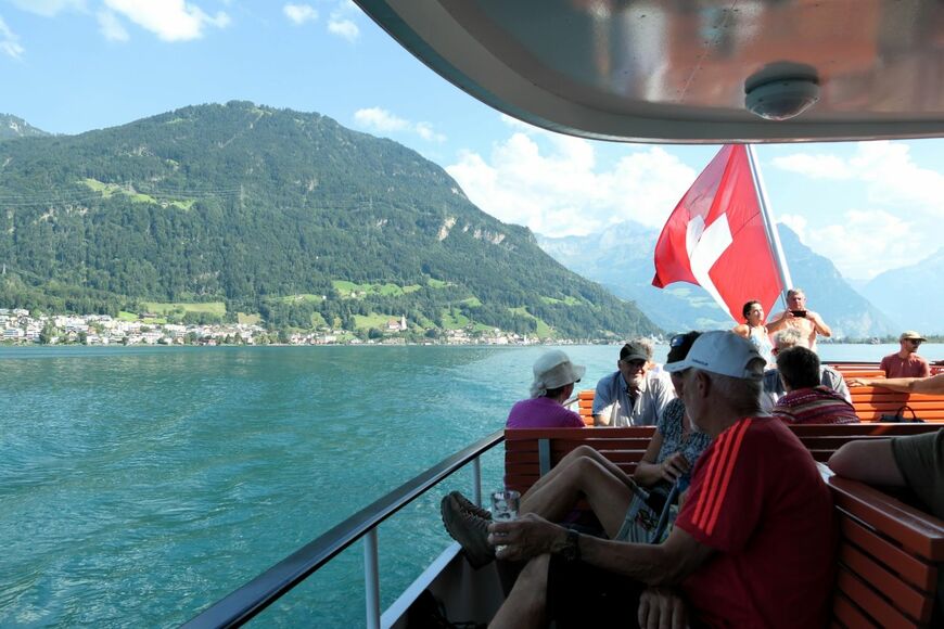 湖上定期船は景色を眺めながらのスイス旅に最適（筆者撮影）