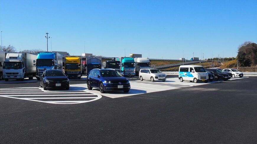 今回、訪れた新しい圏央道のSA、「坂東PA（外回り）」の駐車スペース。開業4日目だが多くの車が停まっていた（筆者撮影）