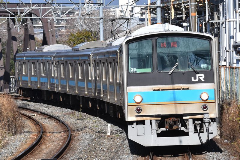 JR奈良線ではJR東日本で貴重車種となった205系が活躍（筆者撮影）