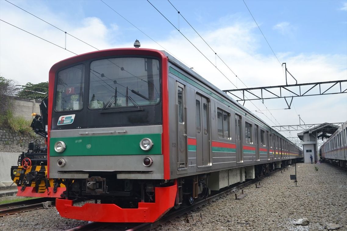 最初に譲渡された埼京線205系の塗装変更の様子