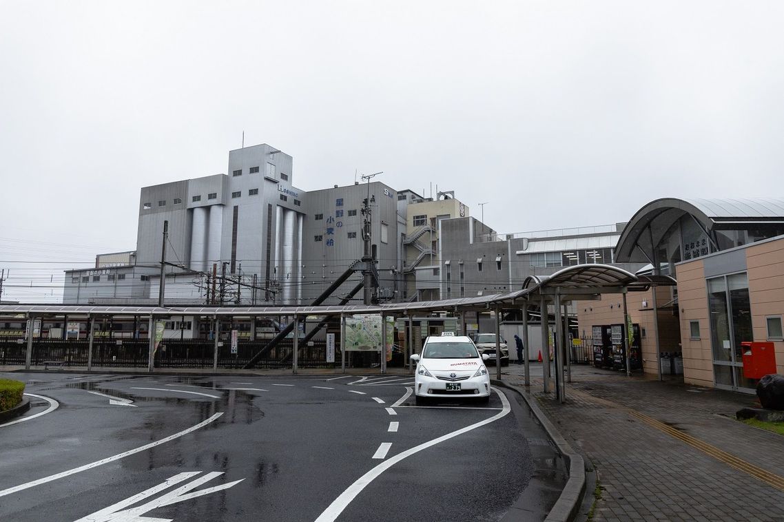 群馬県はうどんも有名。赤城駅の裏側には製粉工場が見える