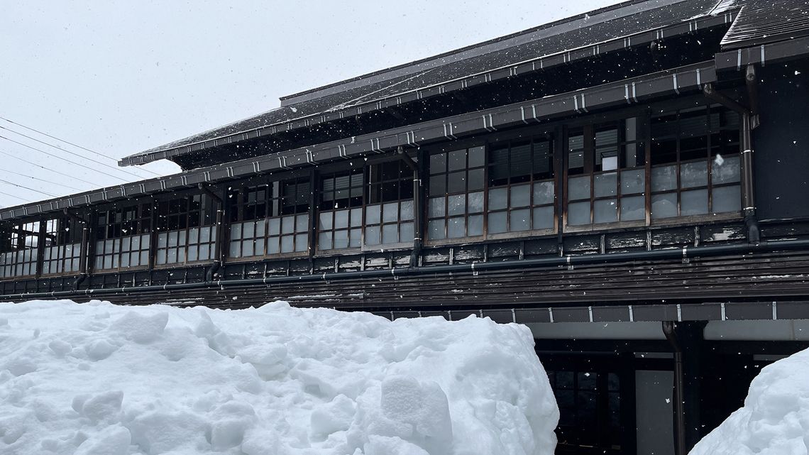 雪に覆われる古民家ホテル「ryugon」