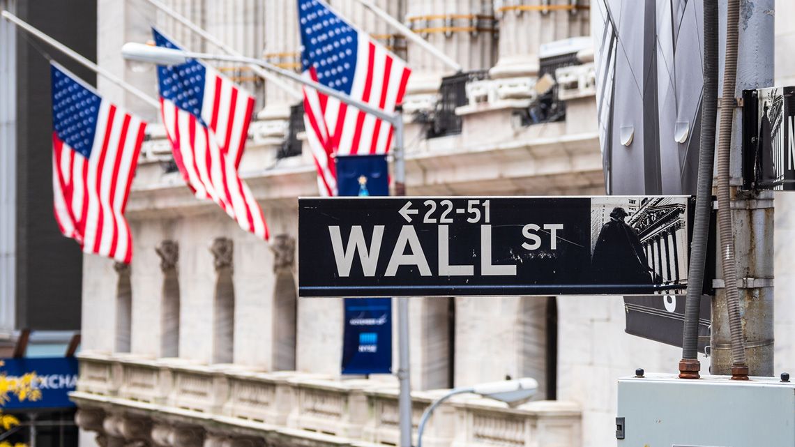 ニューヨーク証券取引所とウォール街の標識