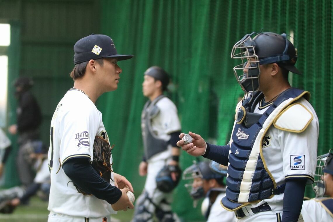 捕手の若月健矢と話す山本由伸（写真：筆者撮影）