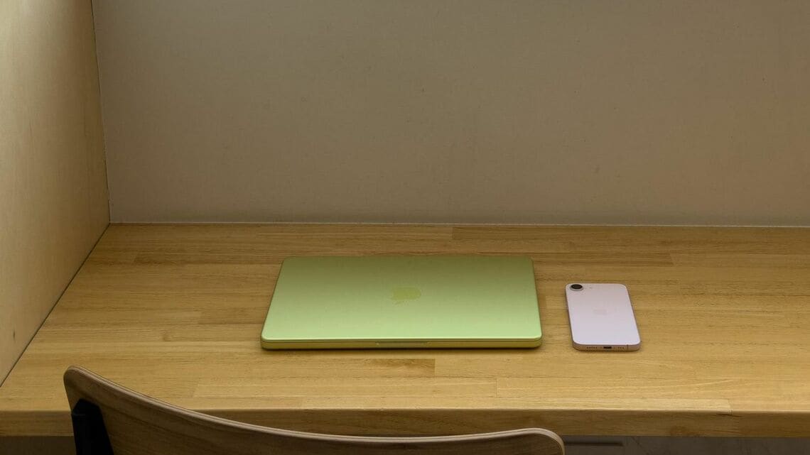 4月1日の創業50周年を前に、アップルは3月に入ってから立て続けに新製品の発表を行なっている。今回取り上げるのは写真のiPhone 17eとMacBook Neoだが、それ以外にも、MacBook Air、M5 ProとM5 Maxの2種類のプロセッサが選べるMacBook Pro、iPad Air、2種類のディスプレイ、ヘッドホンのAirPods Maax。1ヶ月にこれだけ大量の新製品が同月に発表されたのはおそらく初めてのことだ（写真：筆者撮影）