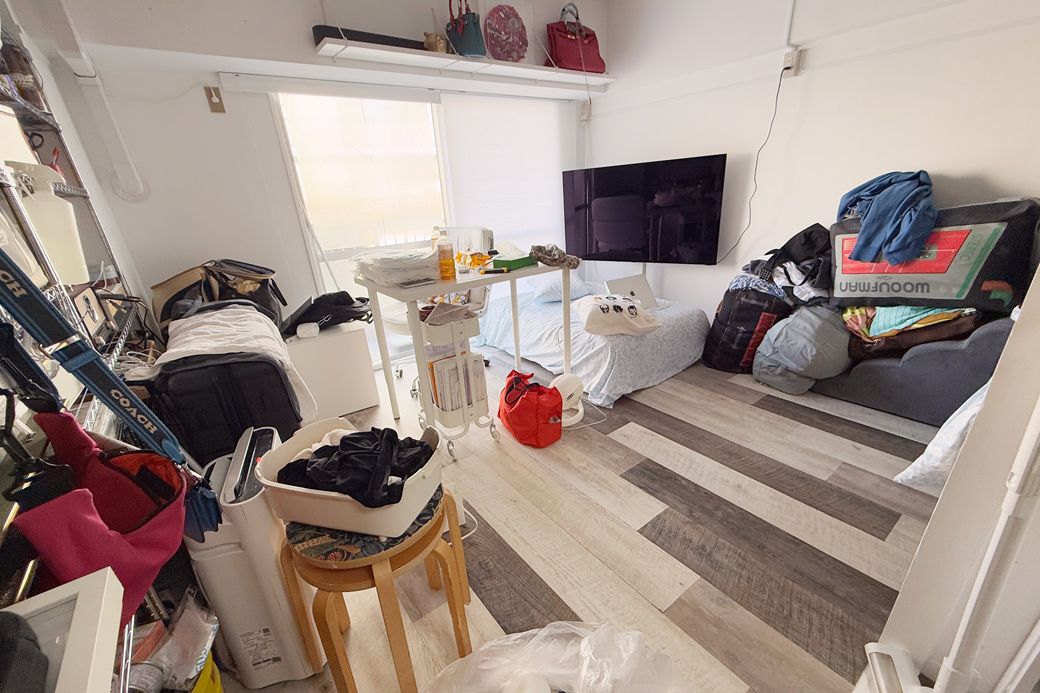 引っ越し直後、棚から溢れて入りきらない荷物たち（筆者撮影）