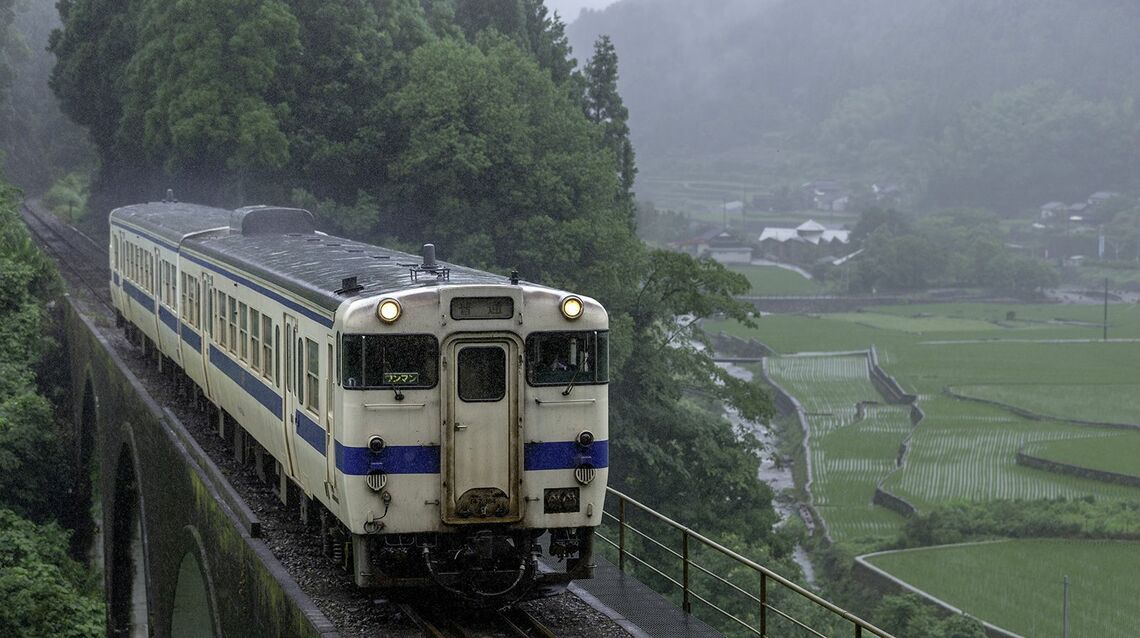 列車が運行されていた頃の日田彦山線。棚田とアーチ橋は一幅の絵だったが列車の乗客は非常に少なかった（筑前岩屋―大行司間、2013年6月21日、 撮影：久保田 敦）