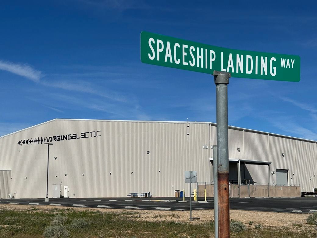 ヴァージン・ギャラクティック社の前の通りは「SPACESHIP LANDING WAY」（筆者撮影）