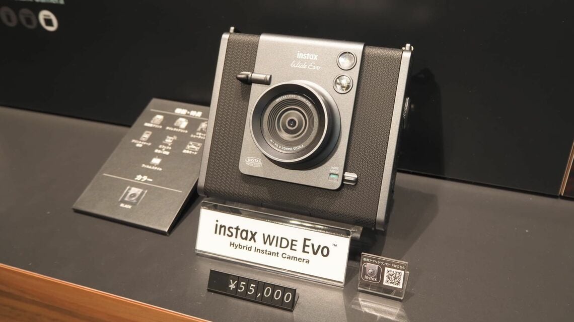 2月に新発売したインスタントカメラ「チェキ」の最上位モデル「instax WIDE Evo」。想定価格はシリーズ最高の5万5000円と高額だ（記者撮影）