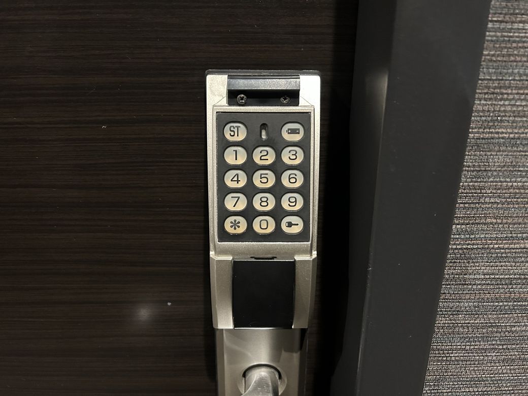 ロック番号はフロントで渡されるファイルに記載されている。番号だけすぐに写真を撮っておくのが安心（写真：筆者撮影）