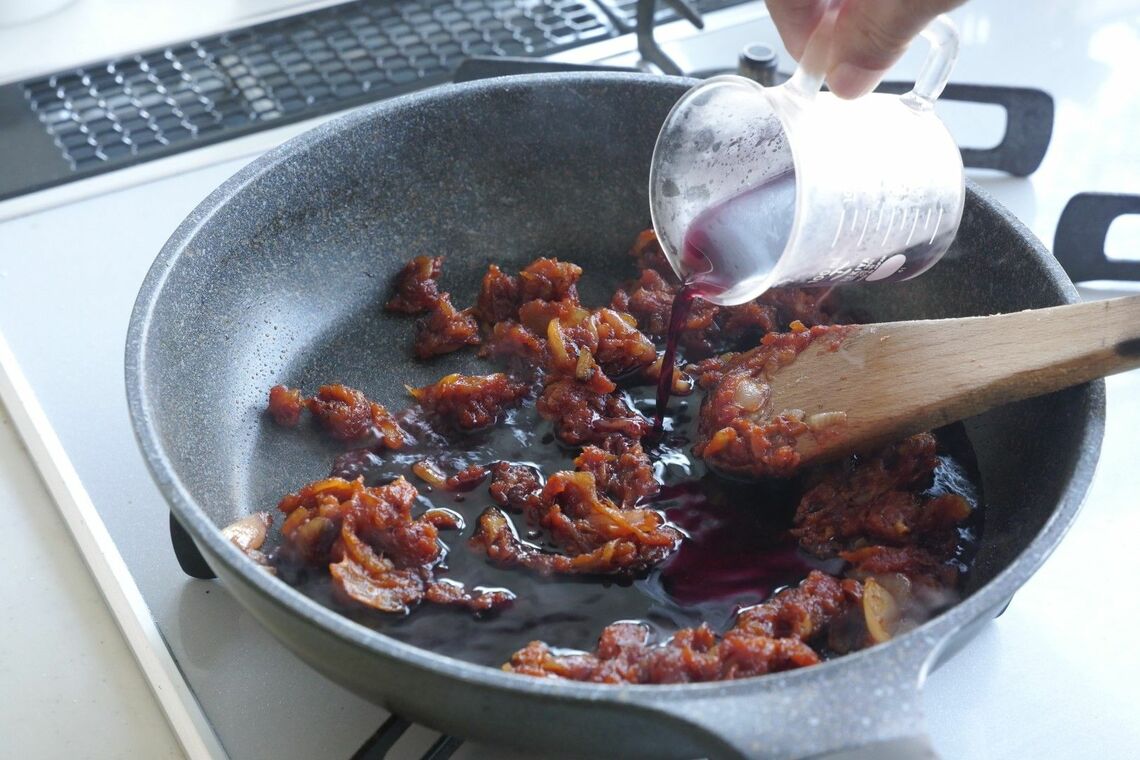 赤ワインを投入