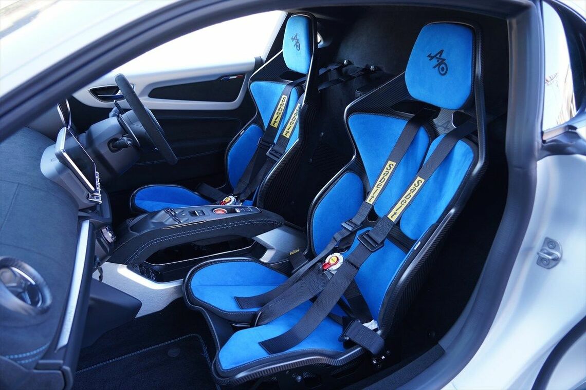 バケットシートがつくレーシーなR70のインテリア（筆者撮影）