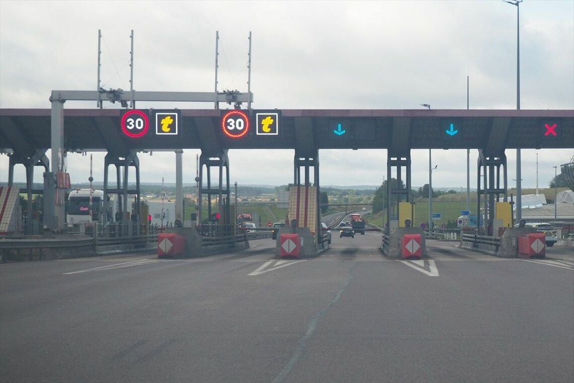 フランスの高速道路の料金所 「t」は停まらずに通過できる（筆者撮影）