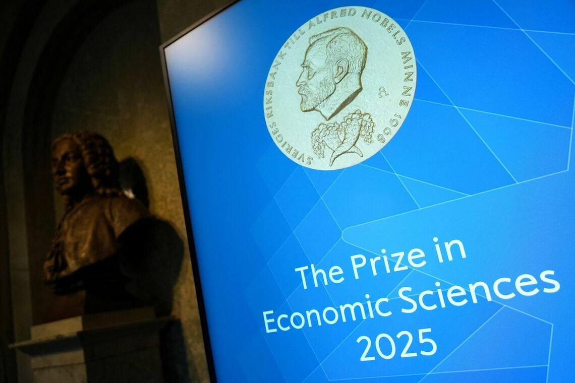 スウェーデンの王立科学アカデミーは13日、2025年のノーベル経済学賞をジョエル・モキイア氏、フィリップ・アギヨン氏、ピーター・ハウイット氏の3人に授与すると発表した。「イノベーション（技術革新）主導の経済成長の解明」が授賞理由。13日撮影（2025年 ロイター／Tom Little）