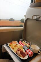 最上級クラスで提供される食事。試乗列車では