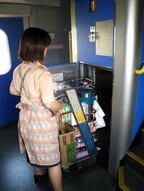 E4系の車内にあるリフトは車内販売のカートを