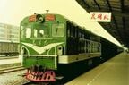昆明北駅に停車する昆河線の列車