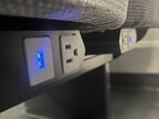 コンセントとUSBポートは普通車も含め全席に装備する