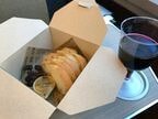 パンと干しぶどう、赤ワイン