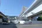 国道171号の萱野交差点の先、高架の上に