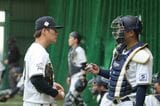 捕手の若月健矢と話す山本由伸（写真：筆者撮影）