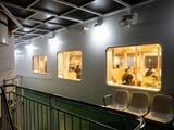 レストランは注文をしなくても使えるスペースになっており、持ち込んだ酒で宴会をする人たちも（筆者撮影）