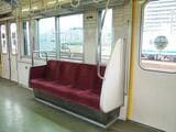 車いす用スペース横の座席は4人がけだ（記者撮影）