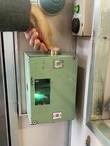 操作時に一瞬だけ緑色のスパークが見える（記者撮影）