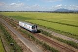 非電化の関東鉄道常総線は架線や架線柱がなくすっきりしている。右上に見える筑波山の裏手に地磁気観測所がある（筆者撮影）