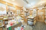 格子の引き戸の奥が、猫店員のスペース（写真撮影：小原聡太）