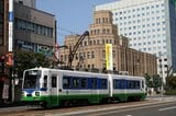 福井地方裁判所前を行く770形