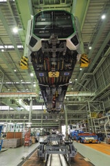 大阪メトロ400系の吊り上げ作業