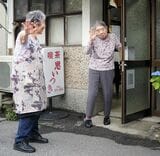 道の角を曲がるまで見送ってくれる紀久恵さんと朗子さん（筆者撮影） 