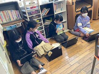 3年生の英語の授業。英語のクイズを作る活動に取り組んでいる（撮影：長島氏）