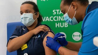 ｢医療従事者にワクチン義務化｣の英国に潜む懸念