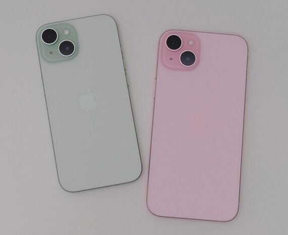 iPhone 15 グリーン（左）と、iPhone 15 Plus ピンク