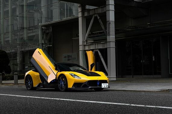 ドアを跳ね上げた状態のGT2ストラダーレ