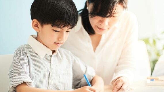 男の子 母親 水色のシャツ